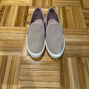 UGG Casual Slip-On Sneakers
7.5
